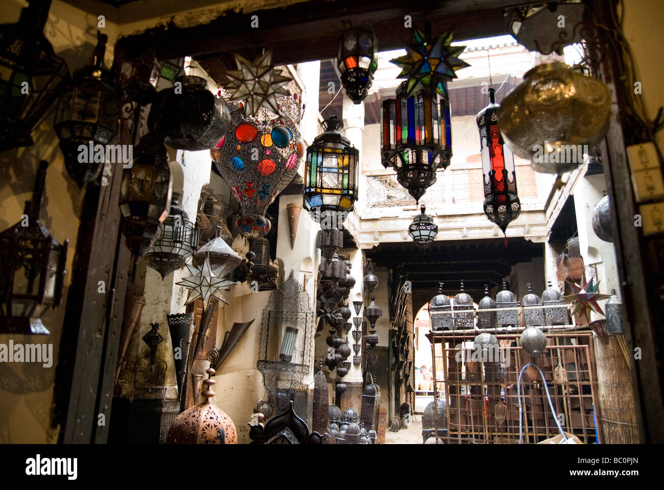 Une vue à l'intérieur d'une ombre légère traditionnel shop à souk de Marrakech Fassis Maroc Afrique du Nord Banque D'Images