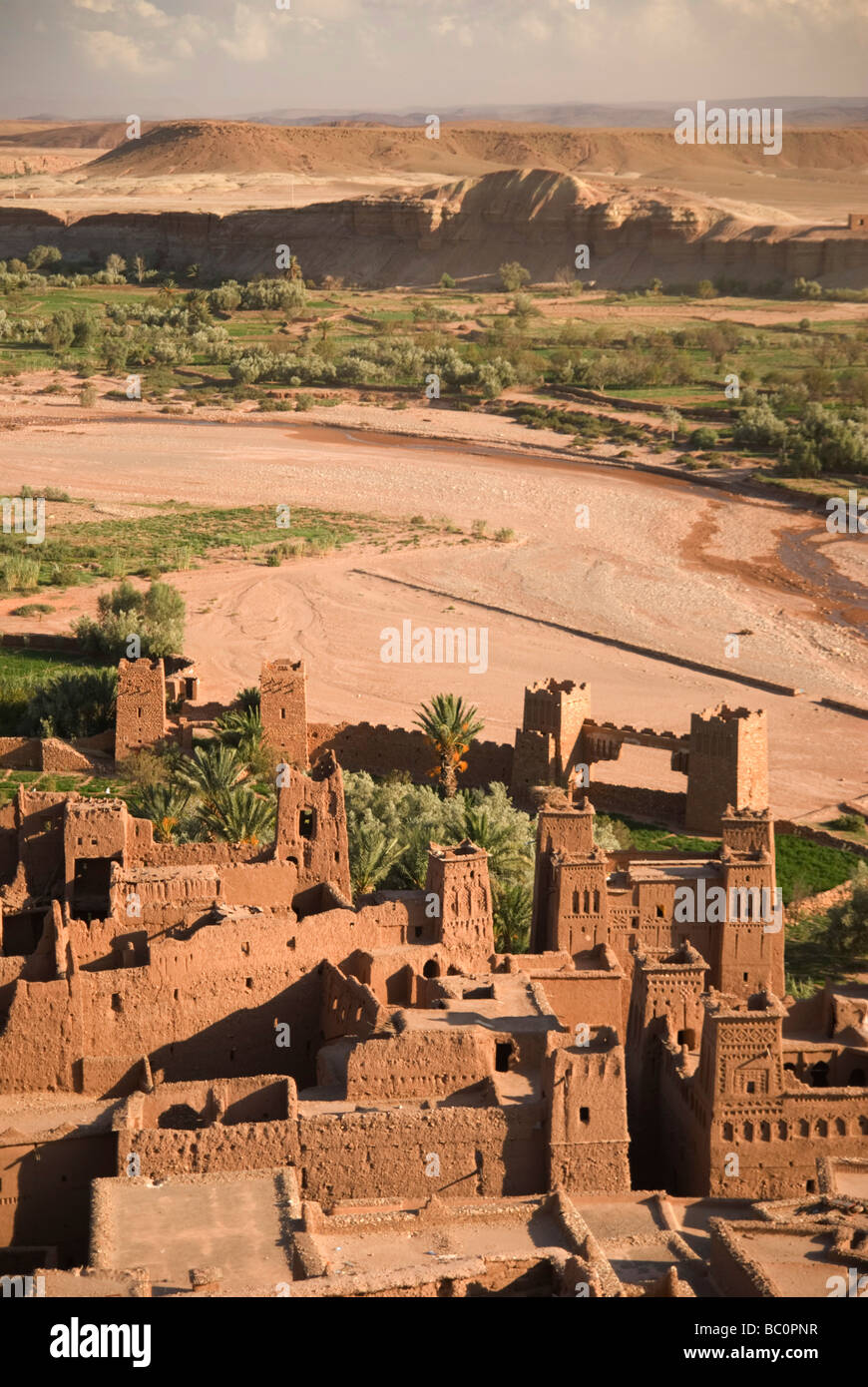 Vue d'en haut de l'UNESCO World Heritage site de Ait Ben Haddou au coucher du soleil avec au-delà du désert du Sahara Maroc Afrique du Nord Banque D'Images