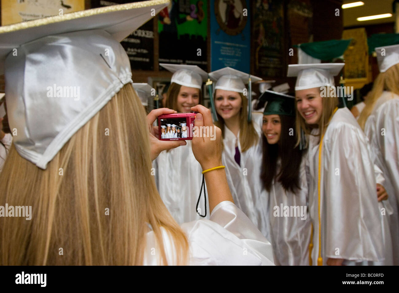 Les femmes diplômées du secondaire posent pour la photo Banque D'Images