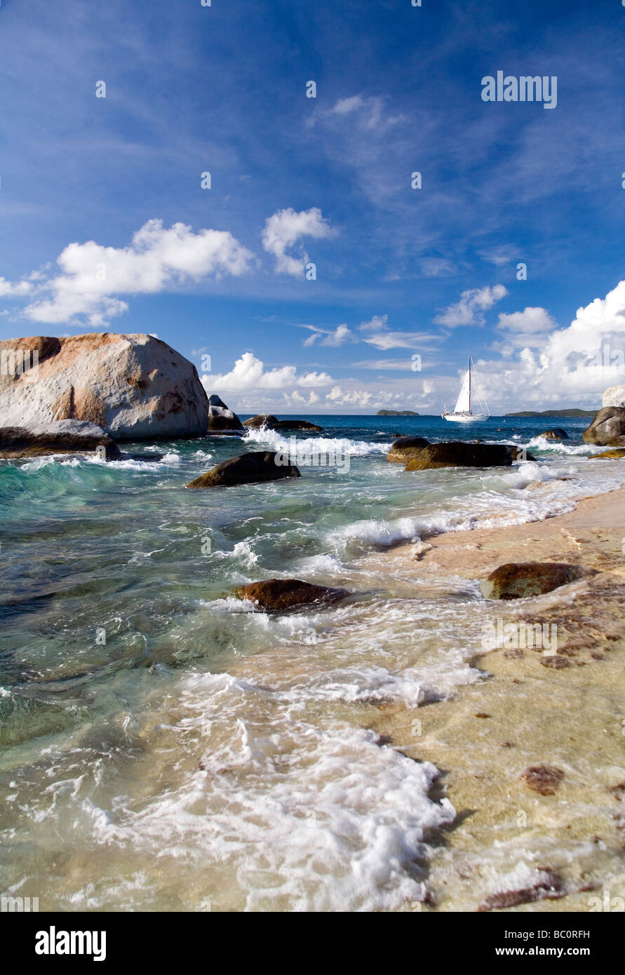 Plage, surf, et des pierres sur les thermes sur Virgin Gorda, British West Indies, de l'Est des Caraïbes. Banque D'Images