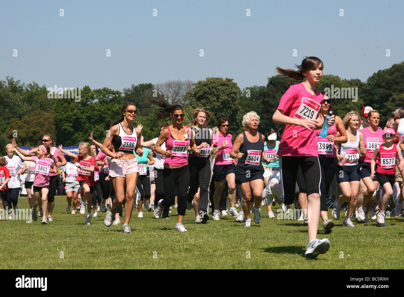 Les coureurs de la course pour la vie manifestation Cardiff South Glamorgan South Wales UK Banque D'Images Les coureurs de la course pour la vie manifestation Cardiff South Glamorgan South Wales UK Banque D'Images