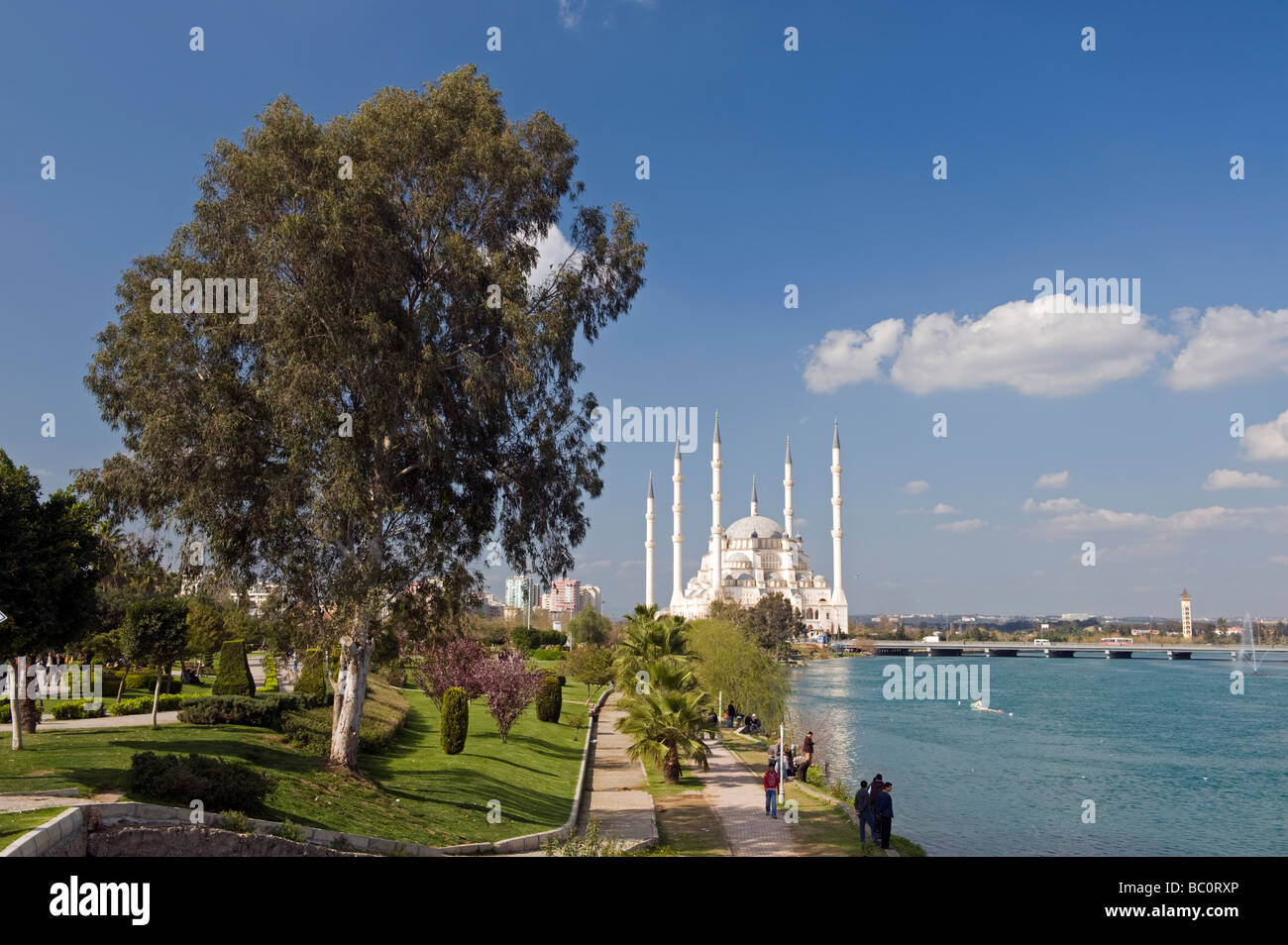 Mosquée Sabanci Adana Ceyhan et rivière, Adana Turquie Banque D'Images