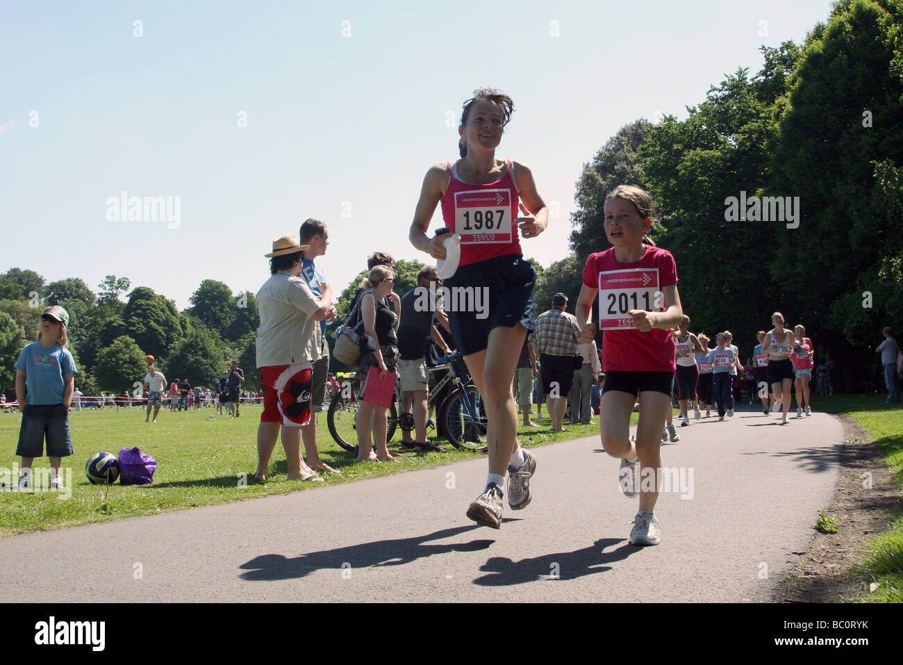 Les coureurs de la course pour la vie manifestation Cardiff South Glamorgan South Wales UK Banque D'Images Les coureurs de la course pour la vie manifestation Cardiff South Glamorgan South Wales UK Banque D'Images