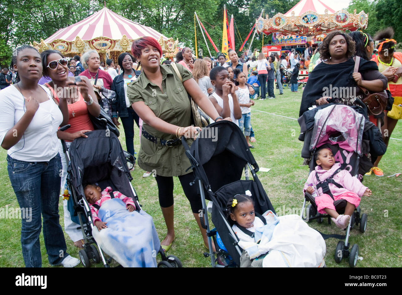 UK. L'Afro-caraïbes famille lors d'une fête foraine à Londres. Photo par Julio Etchart Banque D'Images