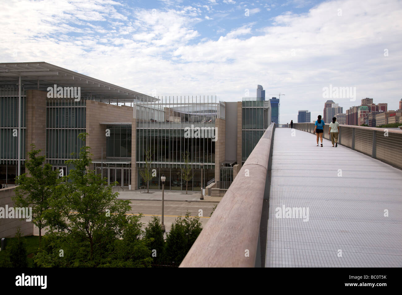 Nichols Bridgeway du Millennium Park et de l'aile moderne de l'Art Institute de Chicago, dans l'Illinois Banque D'Images