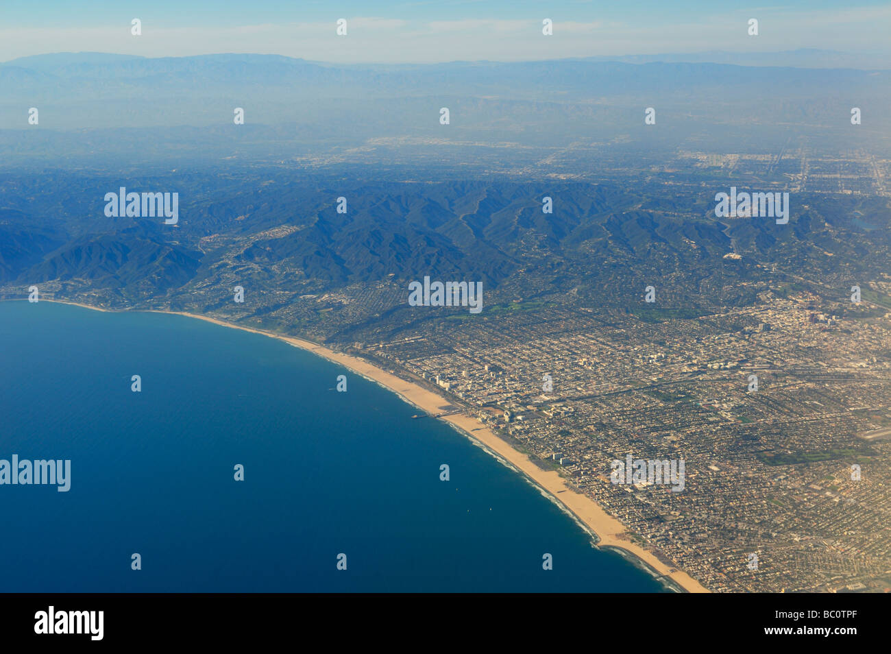 La plage de Santa Monica et Pacific Palisades vers Van Nuys, comté de Los Angeles CA (antenne) Banque D'Images
