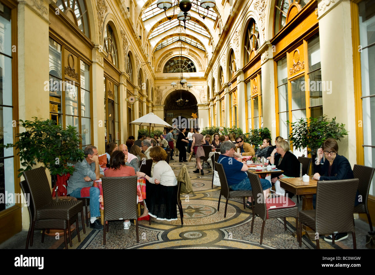 Paris France, café français, Bistro Restaurant, personnes partageant des boissons sur des tables de terrasse surpeuplées dans le passage Vivienne, café Paris ancien, Banque D'Images