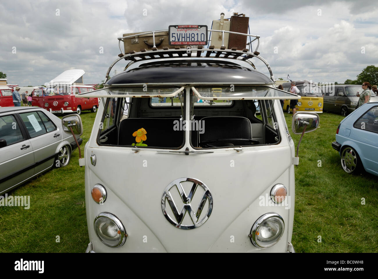 Un écran divisé VW pickup double cabine.Wymeswold, Leicestershire, Angleterre. Banque D'Images