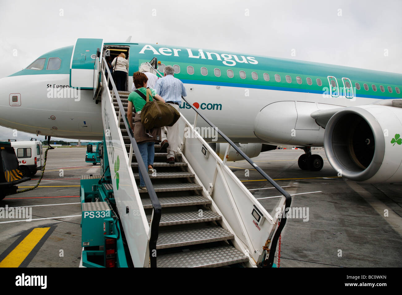Les passagers d'Aer Lingus avion Banque D'Images