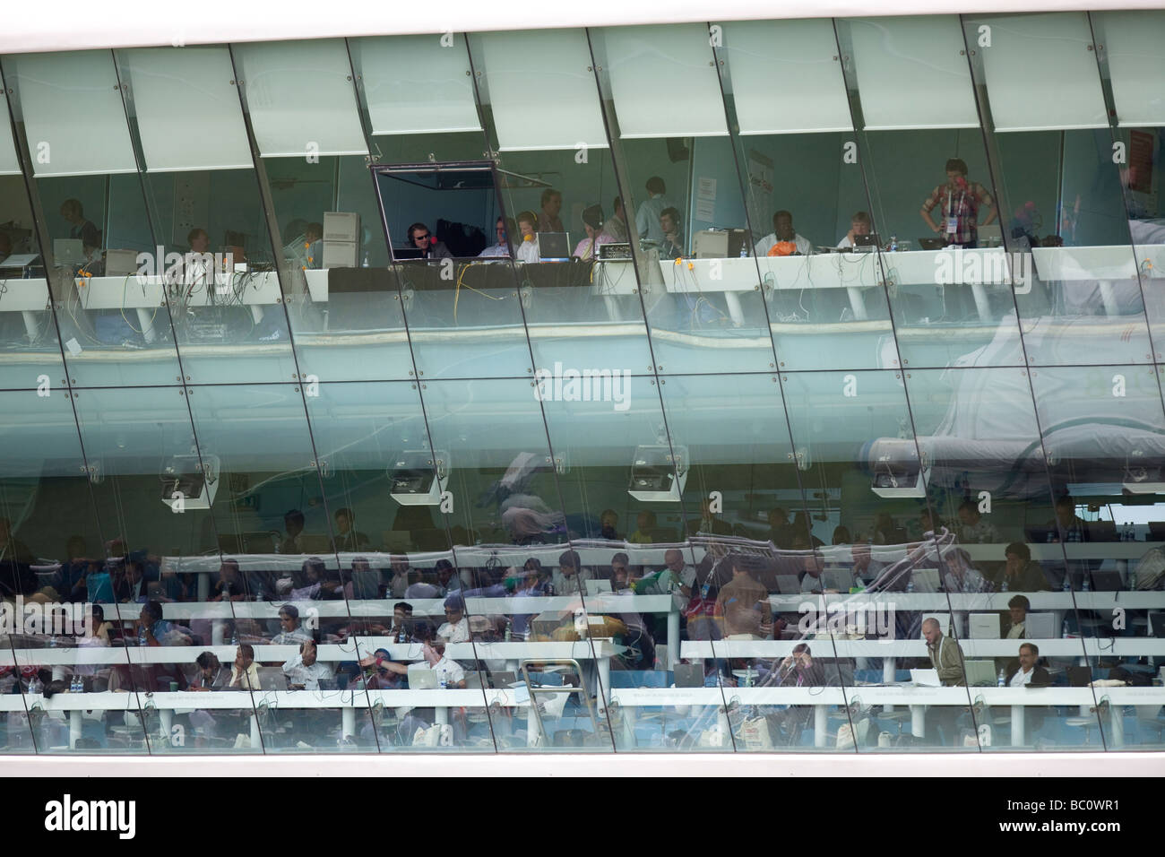 Les journalistes travaillent dans le centre des médias au cours de l'ICC World Twenty20 WorldICC finale entre le Pakistan et le Sri Lanka à l'Éternel. Banque D'Images