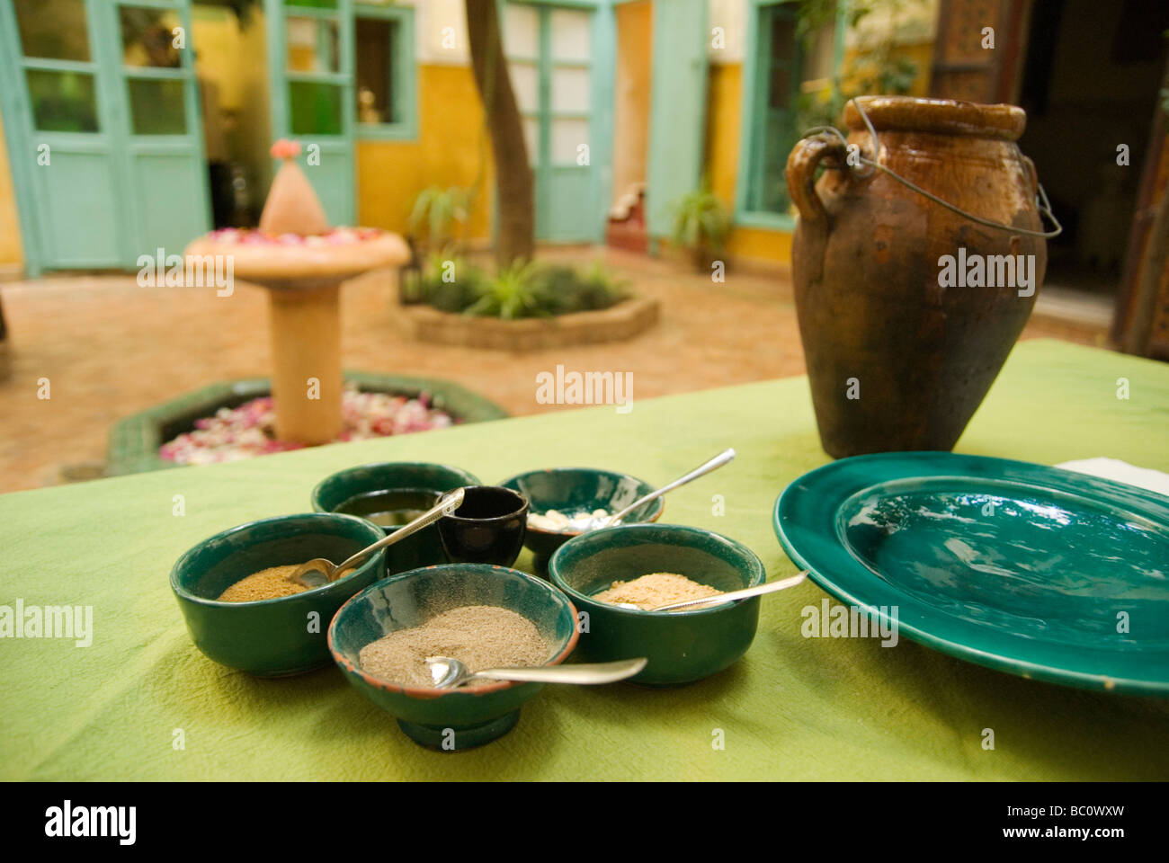 Ingrédients disposés sur une table prête pour un cours de cuisine à l'intérieur d'un Riad traditionnel ou un hôtel à Marrakech Maroc Banque D'Images