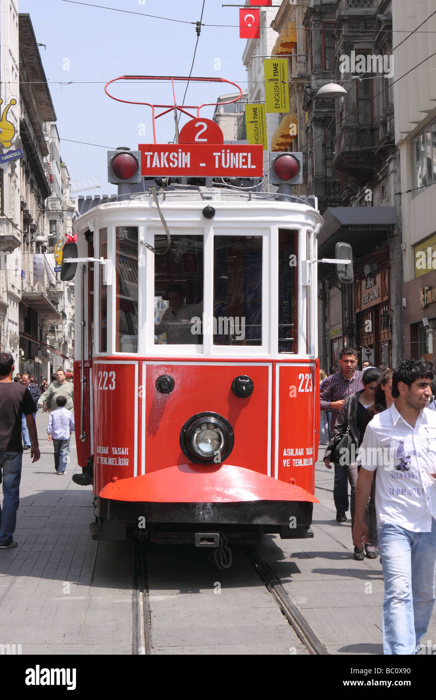 Istanbul Turquie ancien service de tramway le long de la rue commerçante Istiklal Caddesi entre Tunel et la place Taksim Banque D'Images