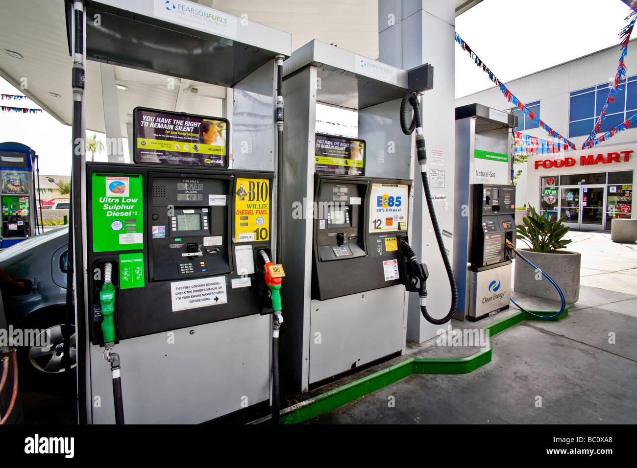 L'éthanol et biodiesel pompes de gaz naturel à une station de remplissage de San Diego offre des carburants Banque D'Images