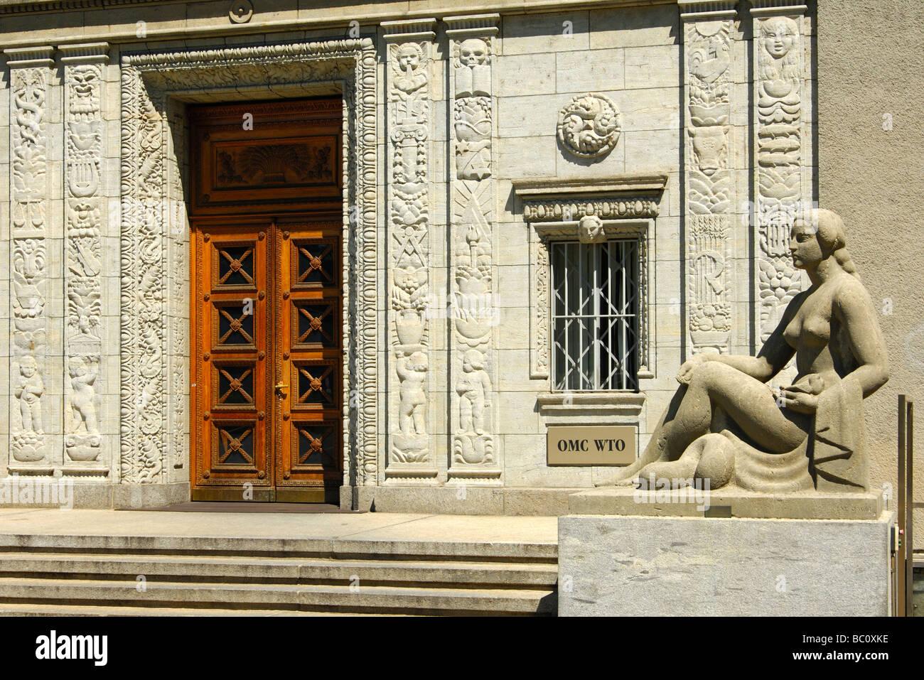 Statue de femme à l'entrée du Centre William Rappard, siège de l'Organisation mondiale du commerce, Genève, Suisse Banque D'Images