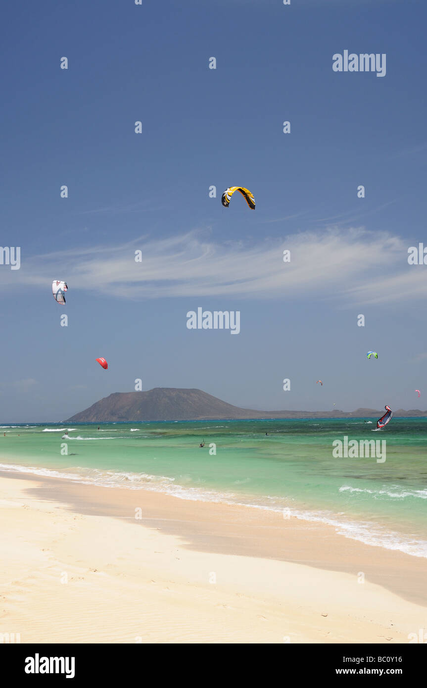 Plage de l'île canarienne de Fuerteventura, Espagne. Isla de Lobos en arrière-plan Banque D'Images