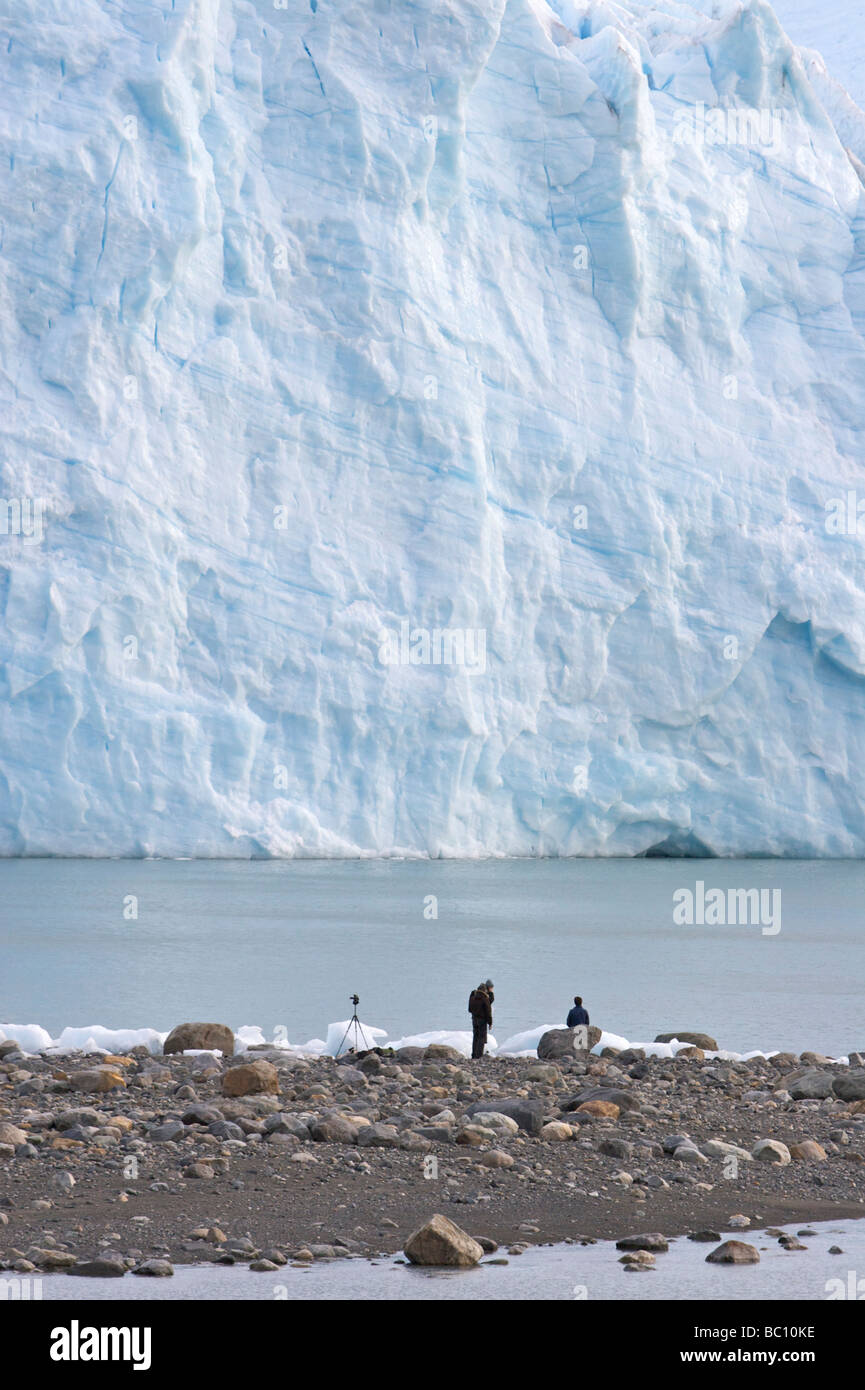 Un groupe de randonneurs se tenir au terminal du Glacier Perito Moreno, dans le Parc National Los Glaciares, Patagonie, Argentine. Banque D'Images