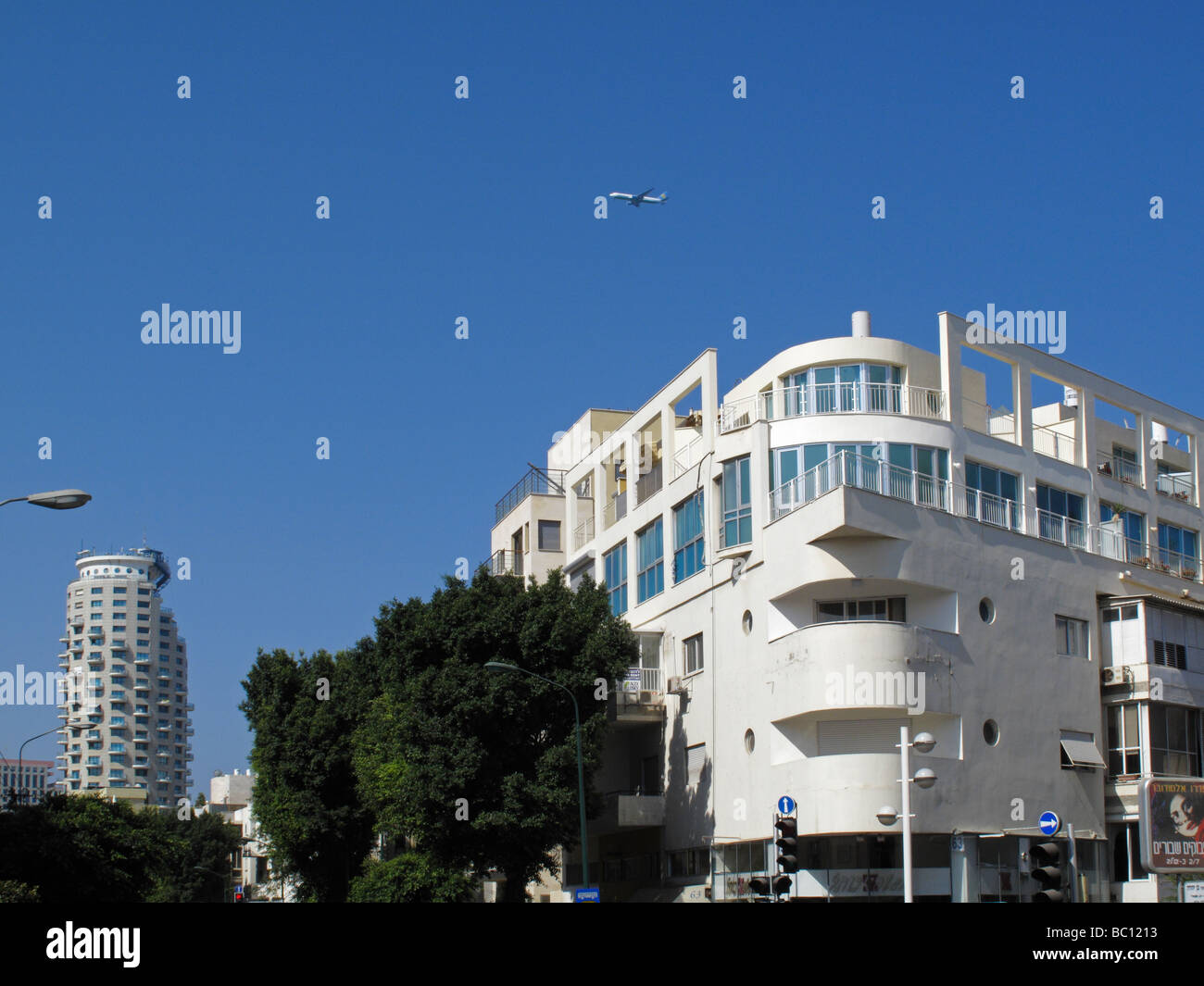 Un bâtiment rénové qui a été construit dans les années 1930 dans l'architecture du Bauhaus style avec façade bombée dans la rue Ben Yehuda centre-ville de Tel Aviv ISRAËL Banque D'Images