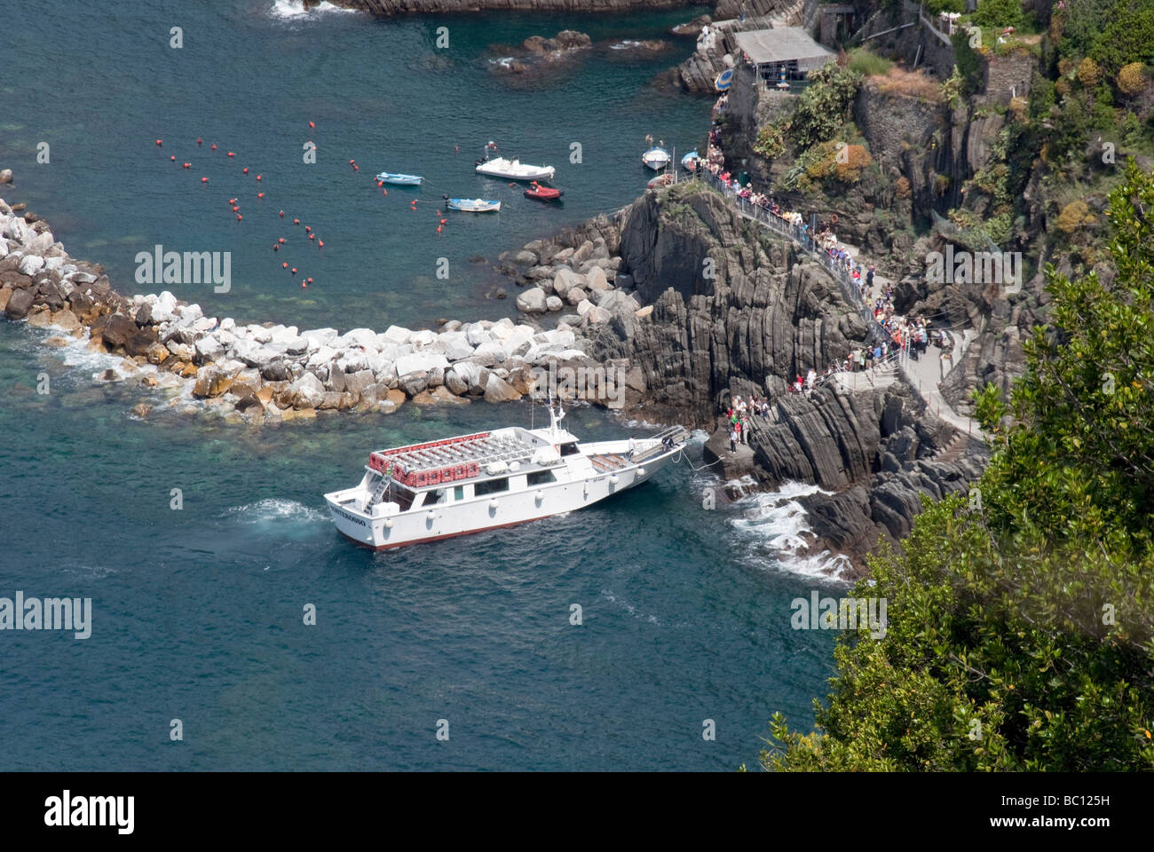Les passagers descendre via une passerelle sur la proue du Cinque Terre Riomaggiore au ferry le plus méridional des 5 villes Banque D'Images