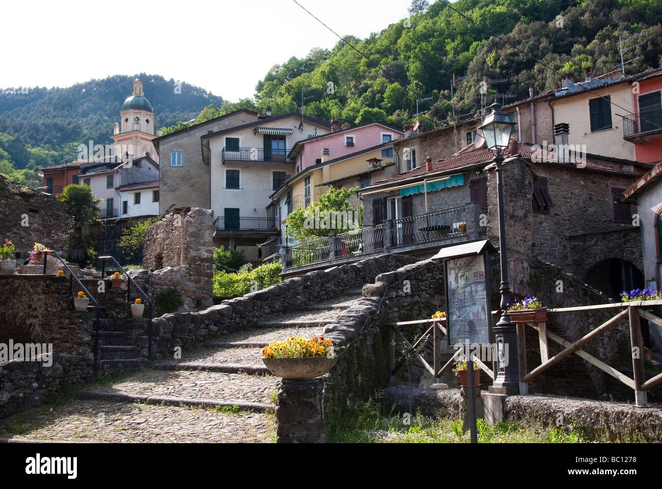 Pignone, une petite ville dans la région montagneuse du Parc National des Cinque Terre Banque D'Images