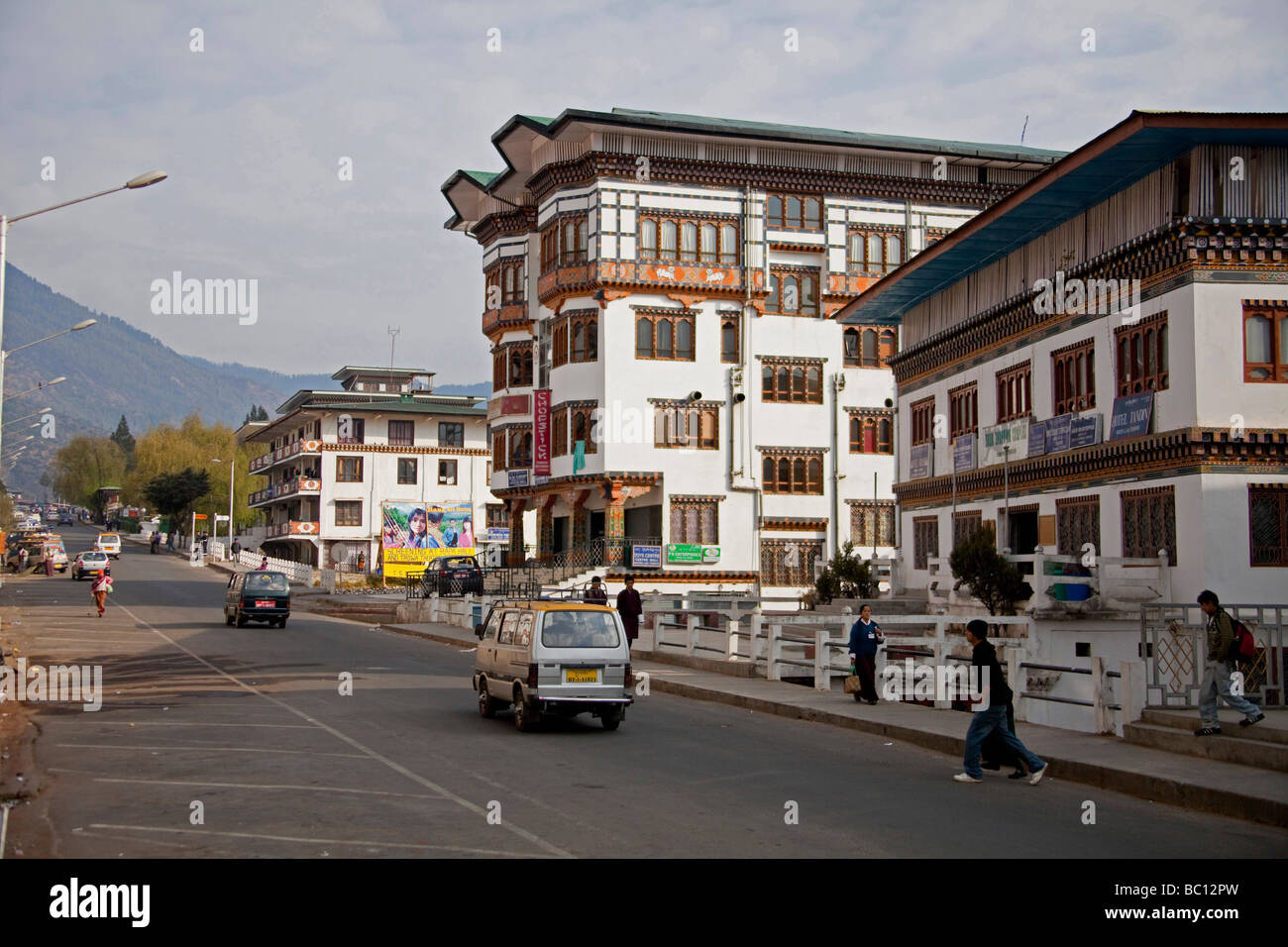 Maison typique immeubles et commerces à Thimphu, Bhoutan Asie 91352 Bhutan-Thimphu l'horizontale Banque D'Images