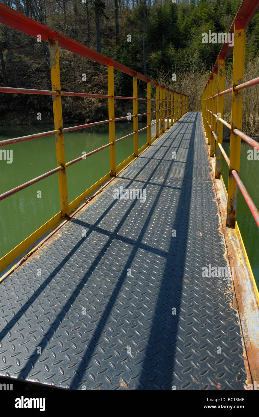 Passerelle sur le canal de la rivière de l'acier Banque D'Images