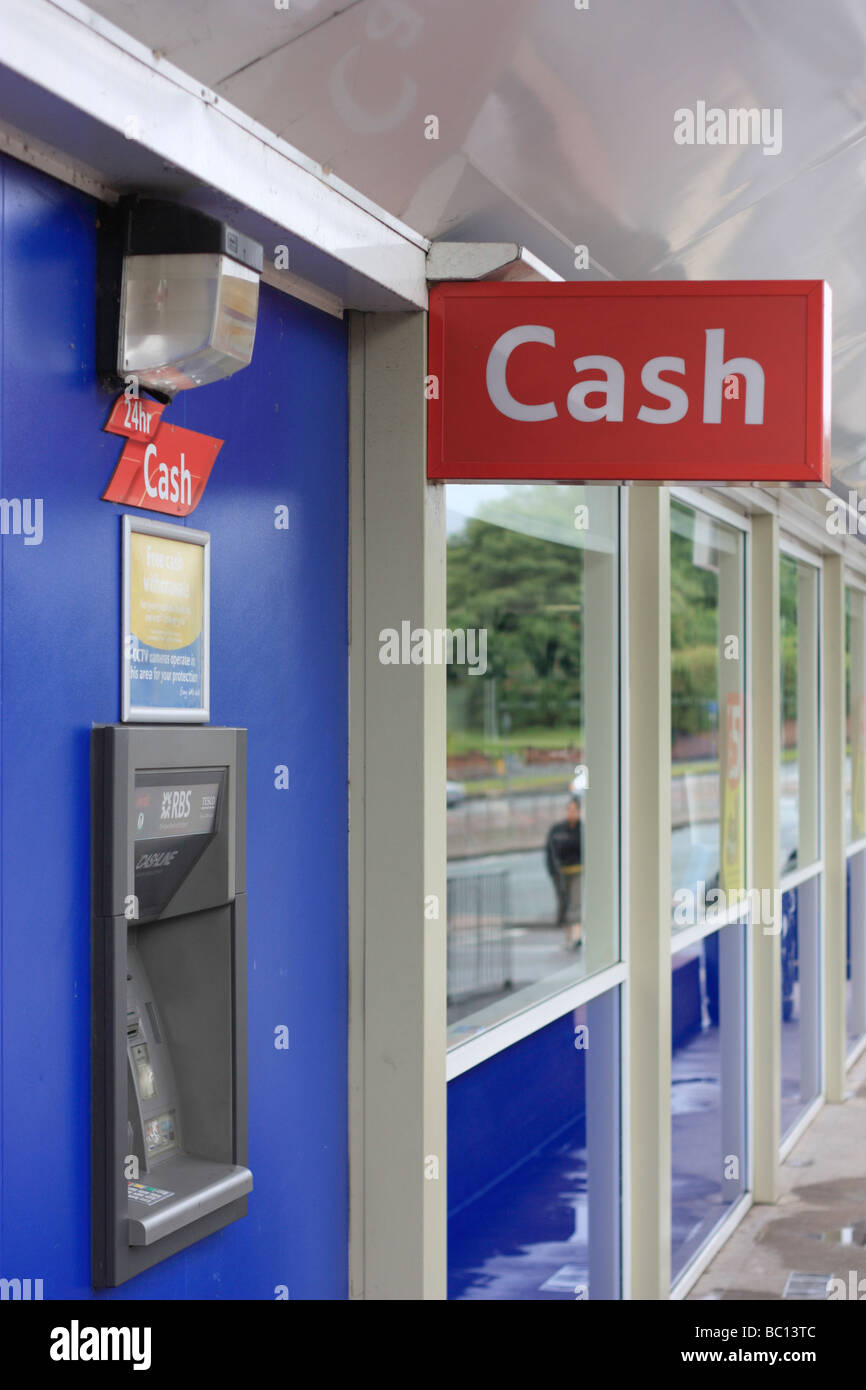 La Royal Bank of Scotland cash machine à l'extérieur d'un supermarché Tesco, avec un panneau bien visible en disant simplement 'Cash' Banque D'Images