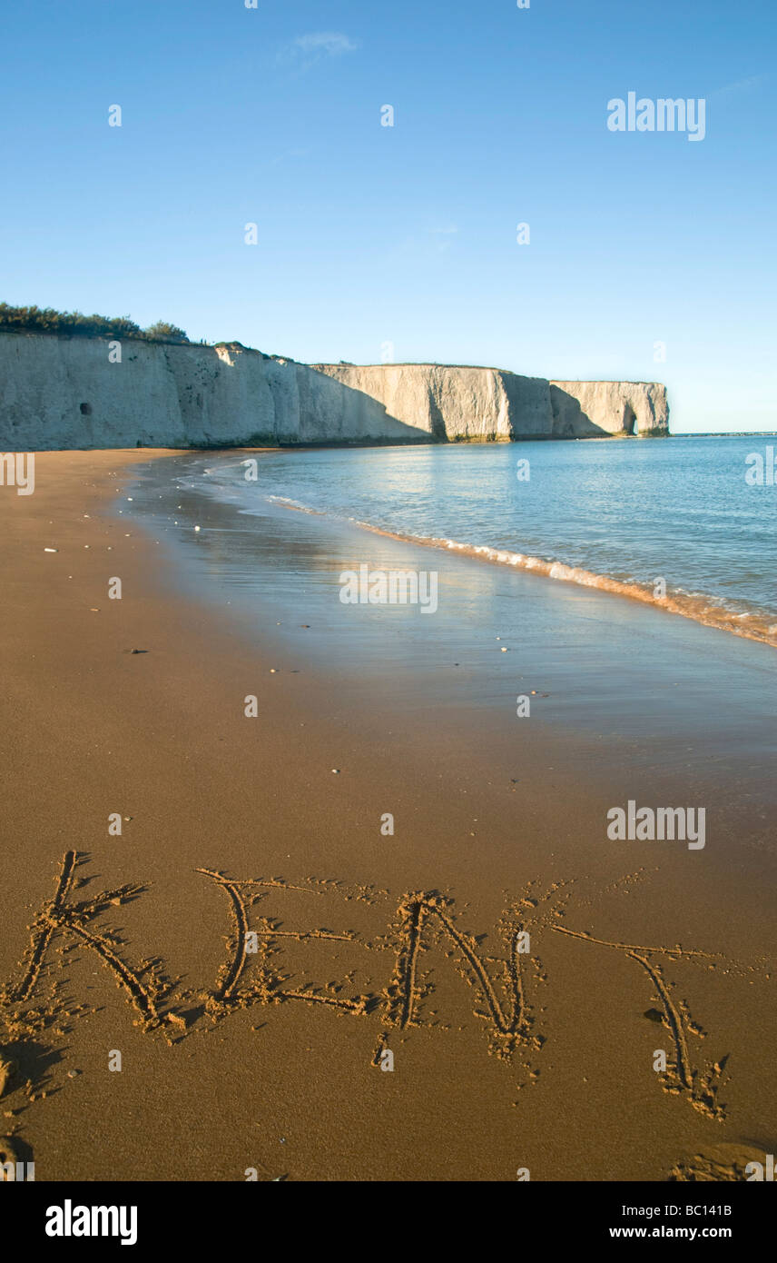 Une vue le long de la plage vers un trou dans la falaise de craie à Botany Bay, sur la côte est du Kent England UK Banque D'Images