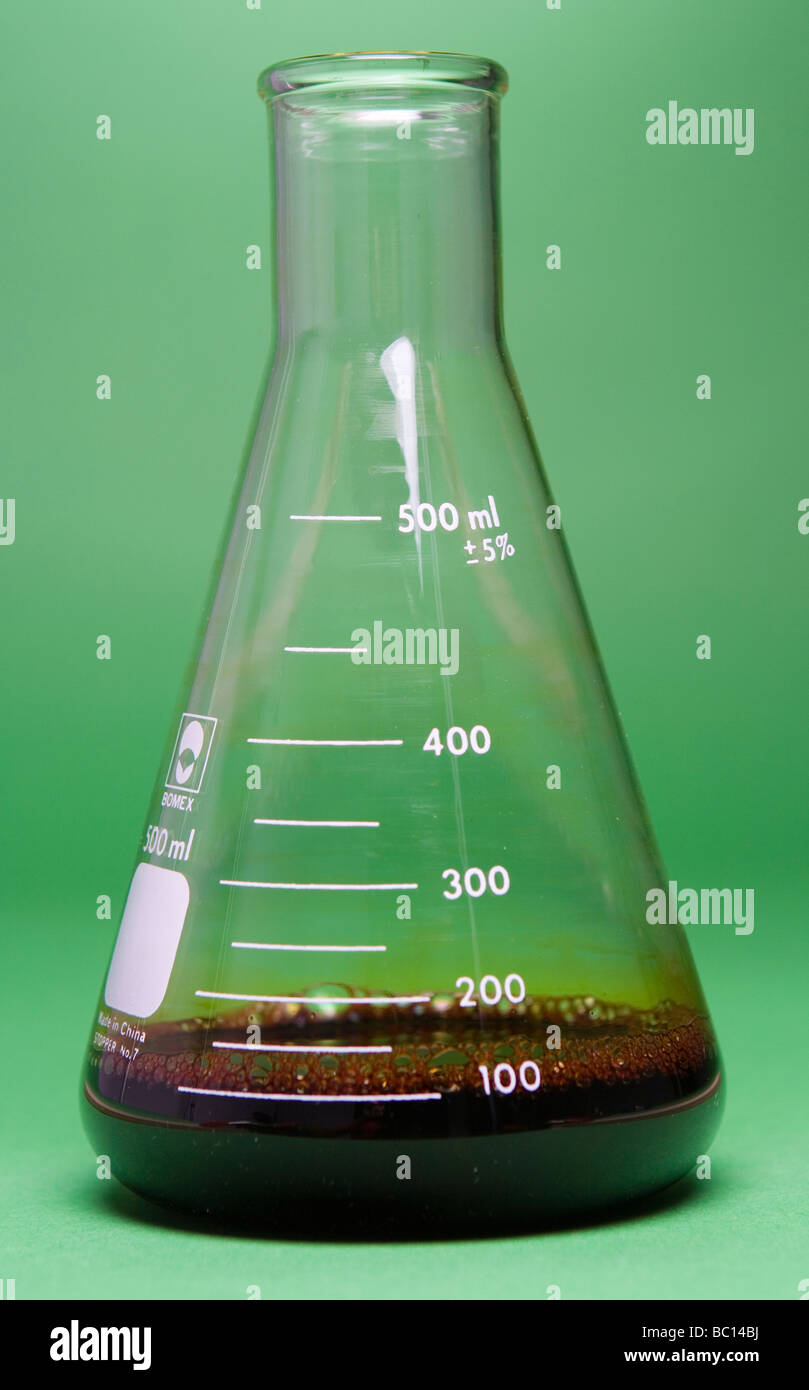 100 ml de solution d'iode de 10  % dans un erlenmeyer (partie d'une image de démonstration de deux dilution voir aussi numéro de l'image BC14BJ) Banque D'Images