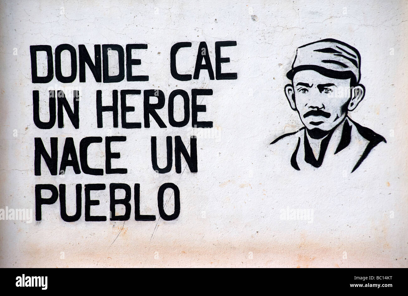 Peinture murale de Cuba. La propagande socialiste. CAE DONDE NACE HÉROS DES NATIONS UNIES UN PUEBLO. La chute d'un héros, LA NAISSANCE D'un peuple ou d'une ville. CUBA Banque D'Images