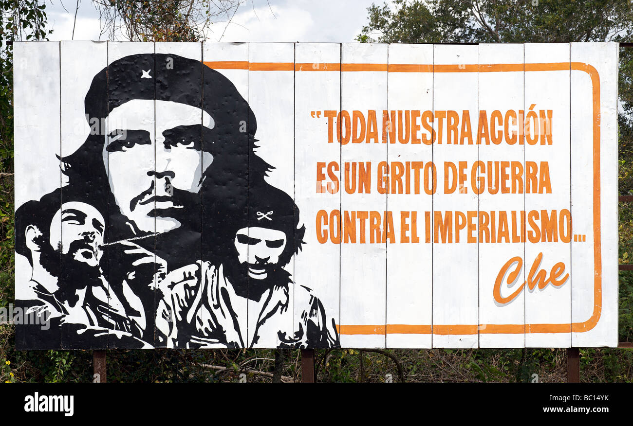 Billboard socialiste avec une citation de Che Guevara. TODA NUESTRA ACCIÓN ES UN GRITO DE GUERRA CONTRA TRAUMA SOCIAL...CHE. Cuba Banque D'Images