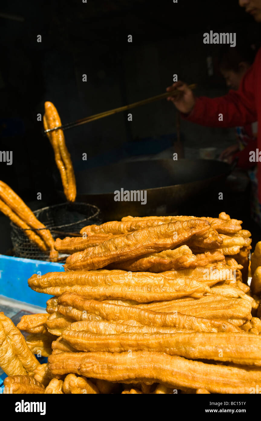 Vous tiao vous char kway ou yau ja Gwaii sont des noms locaux pour le pain chinois frit sont vendus dans toute la Chine Banque D'Images