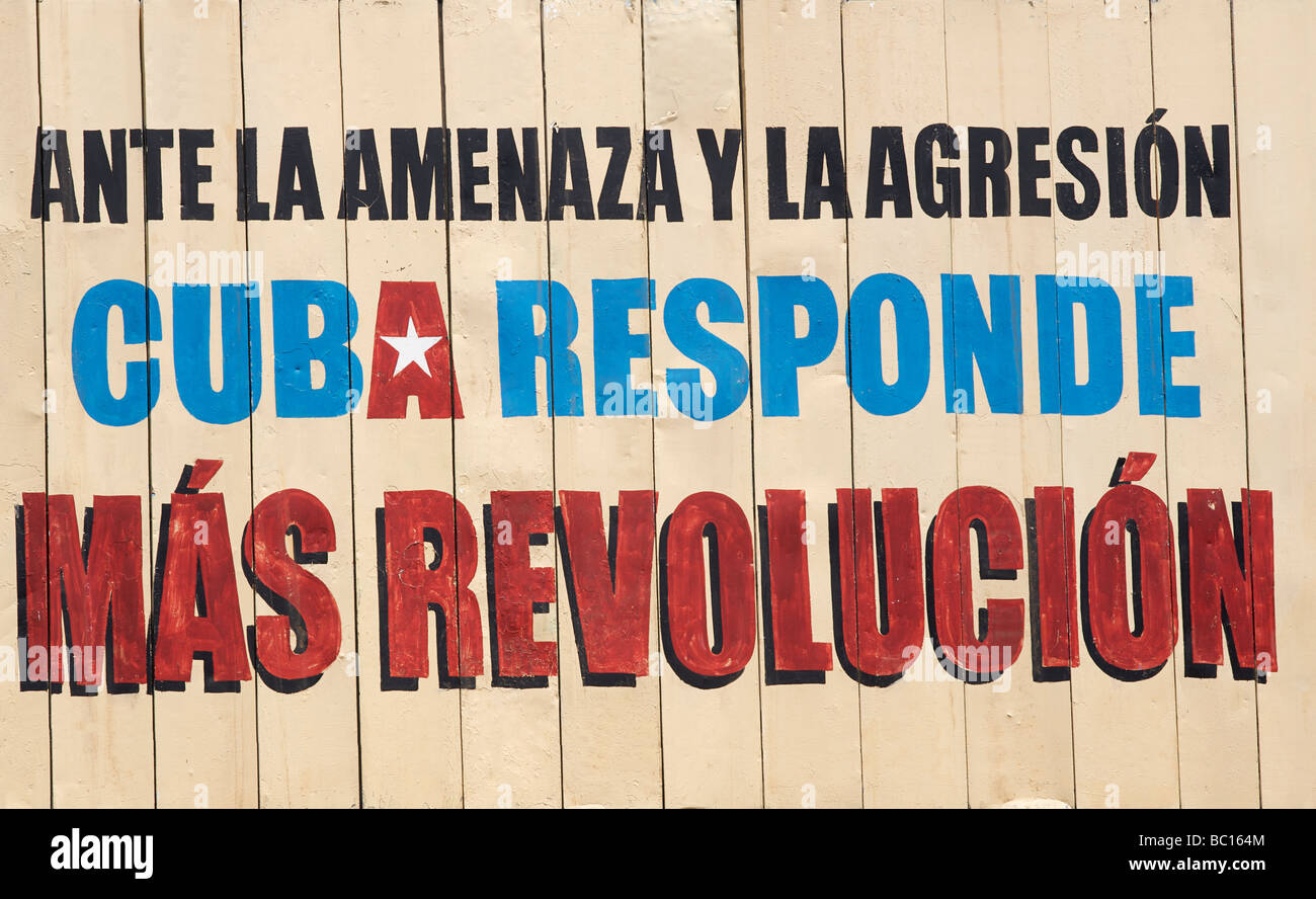 La propagande socialiste signer Révolution cubaine. Cuba. ANTE LA AMENAZA Y LA AGRESION CUBA RÉPOND MAS REVOLUCION. CUBA Banque D'Images