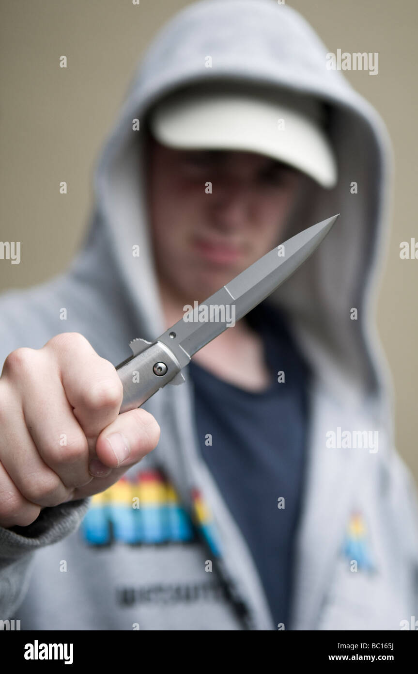 Les jeunes en brandissant des couteaux flick hoody Banque D'Images