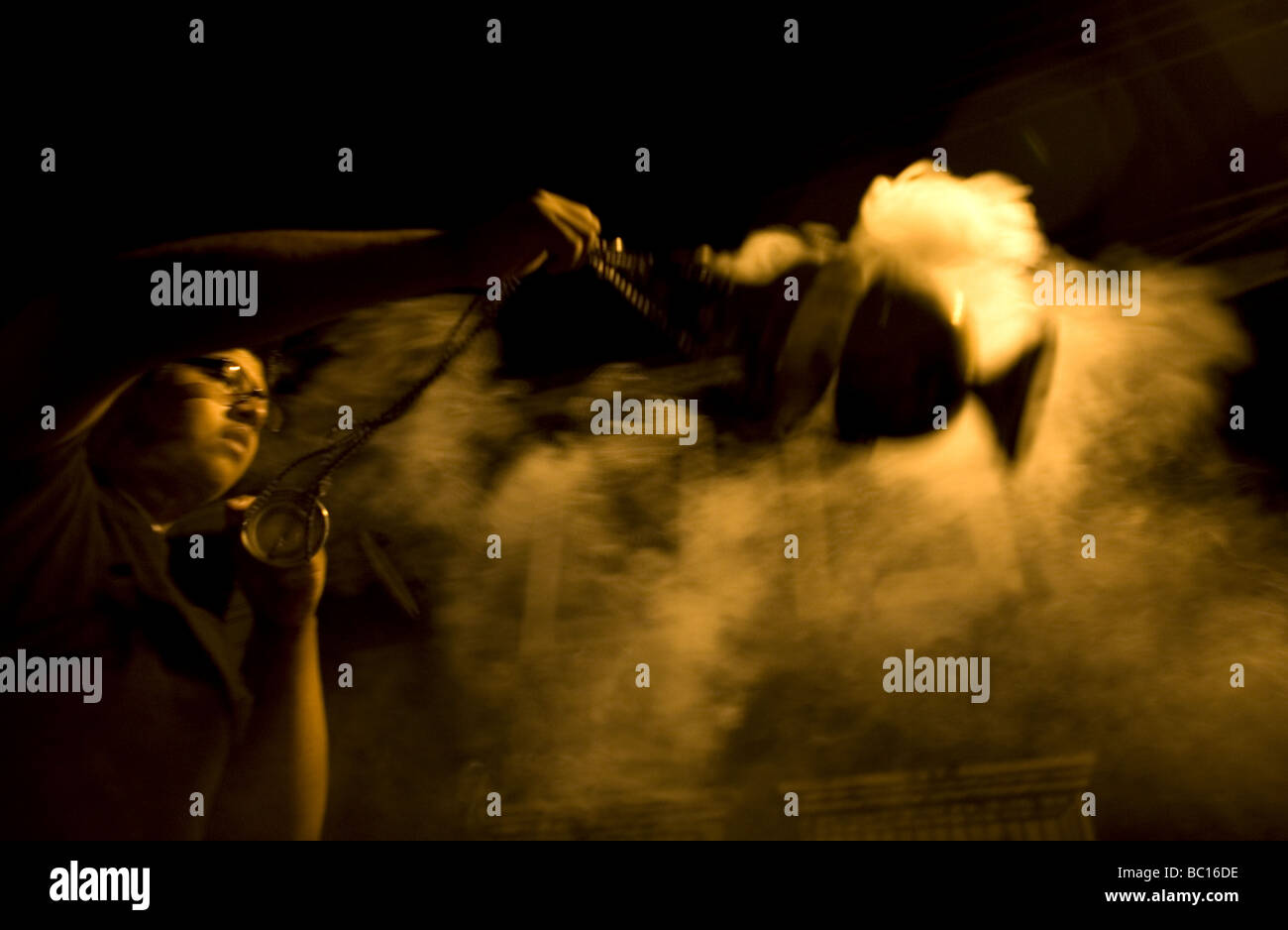 Un acolyte d'encens se répand au cours d'une procession de la semaine sainte à Oaxaca, au Mexique. Banque D'Images