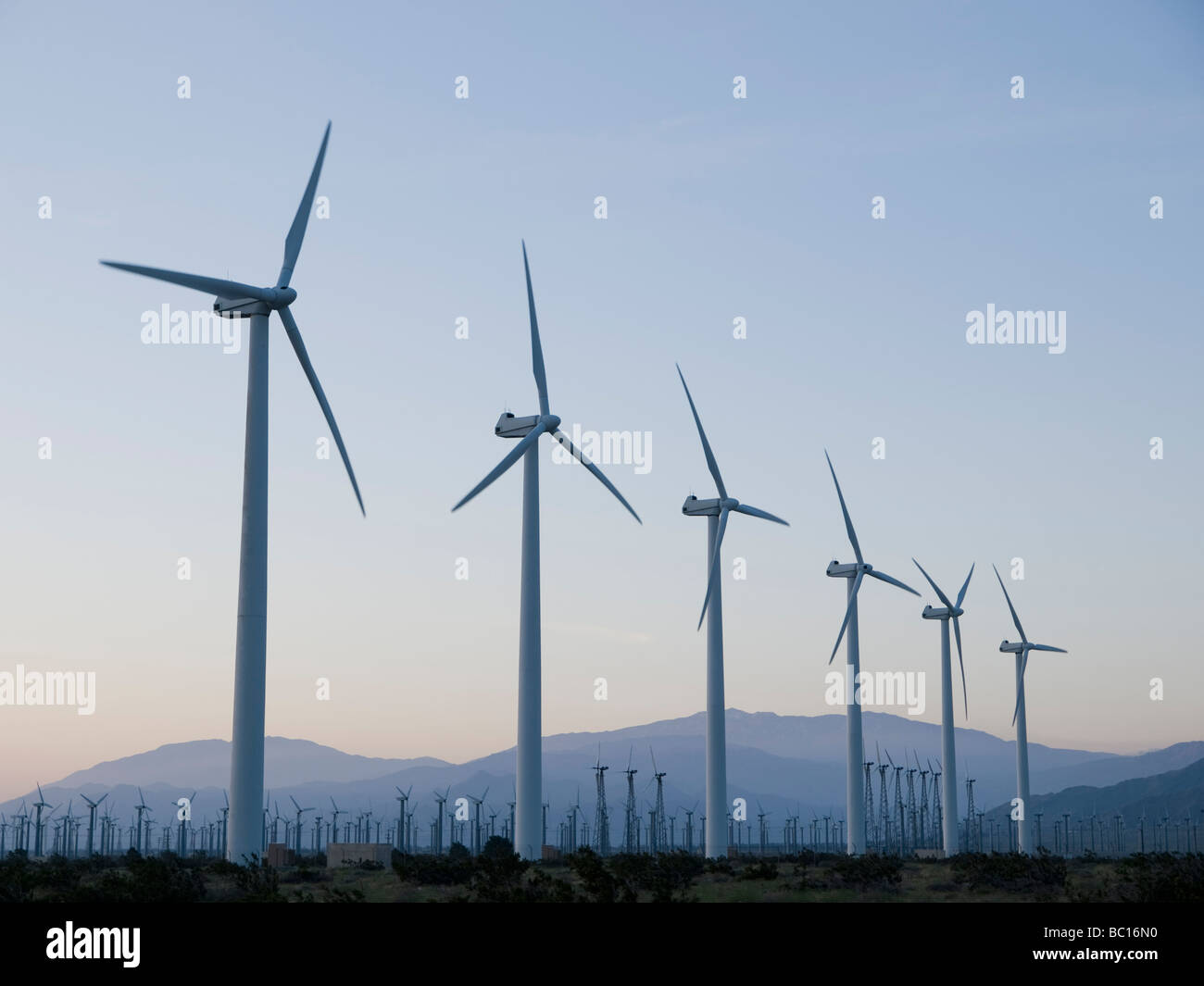 Les moulins à vent pour la production d'électricité au travail. Banque D'Images