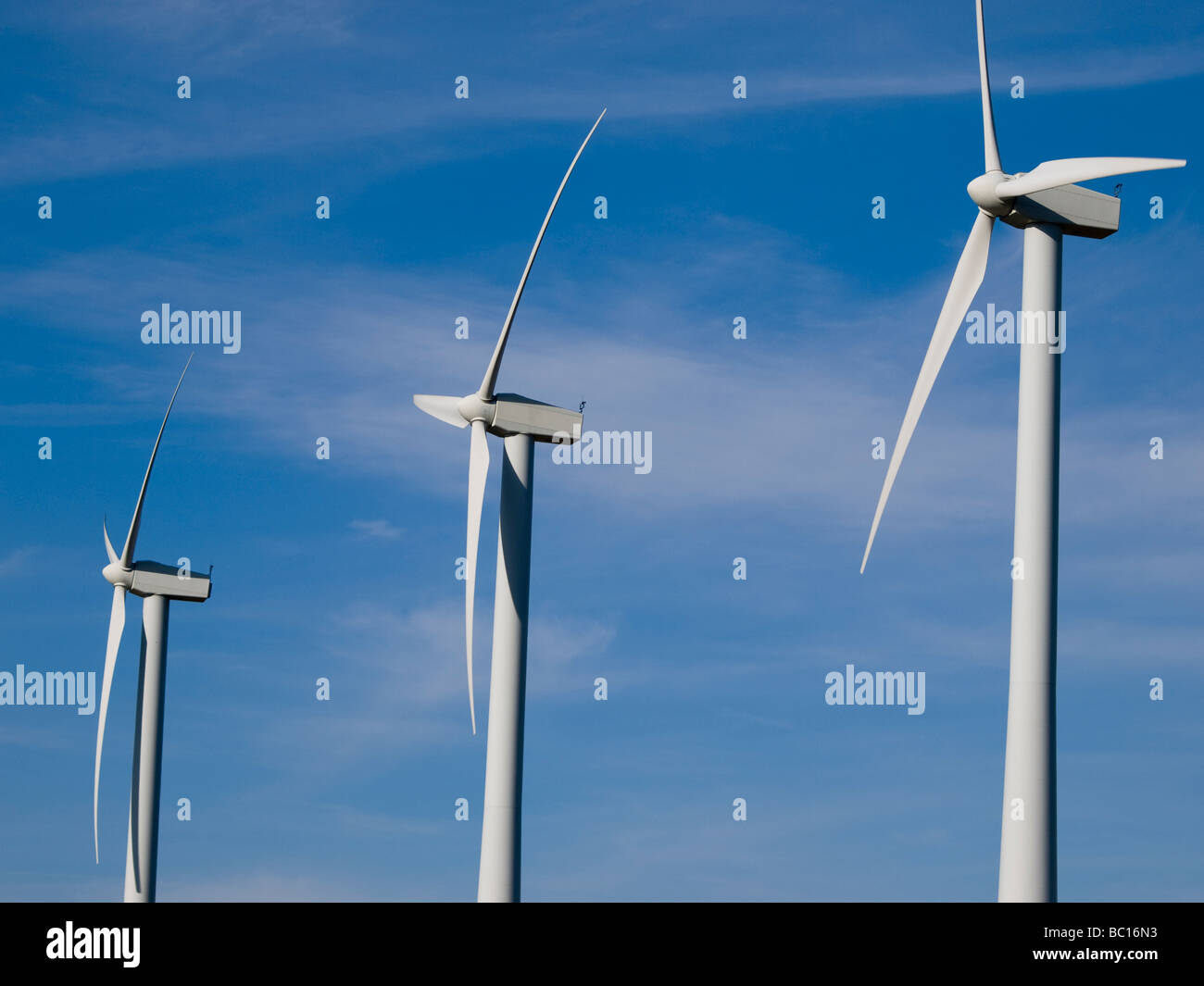 Les moulins à vent pour la production d'électricité au travail. Banque D'Images