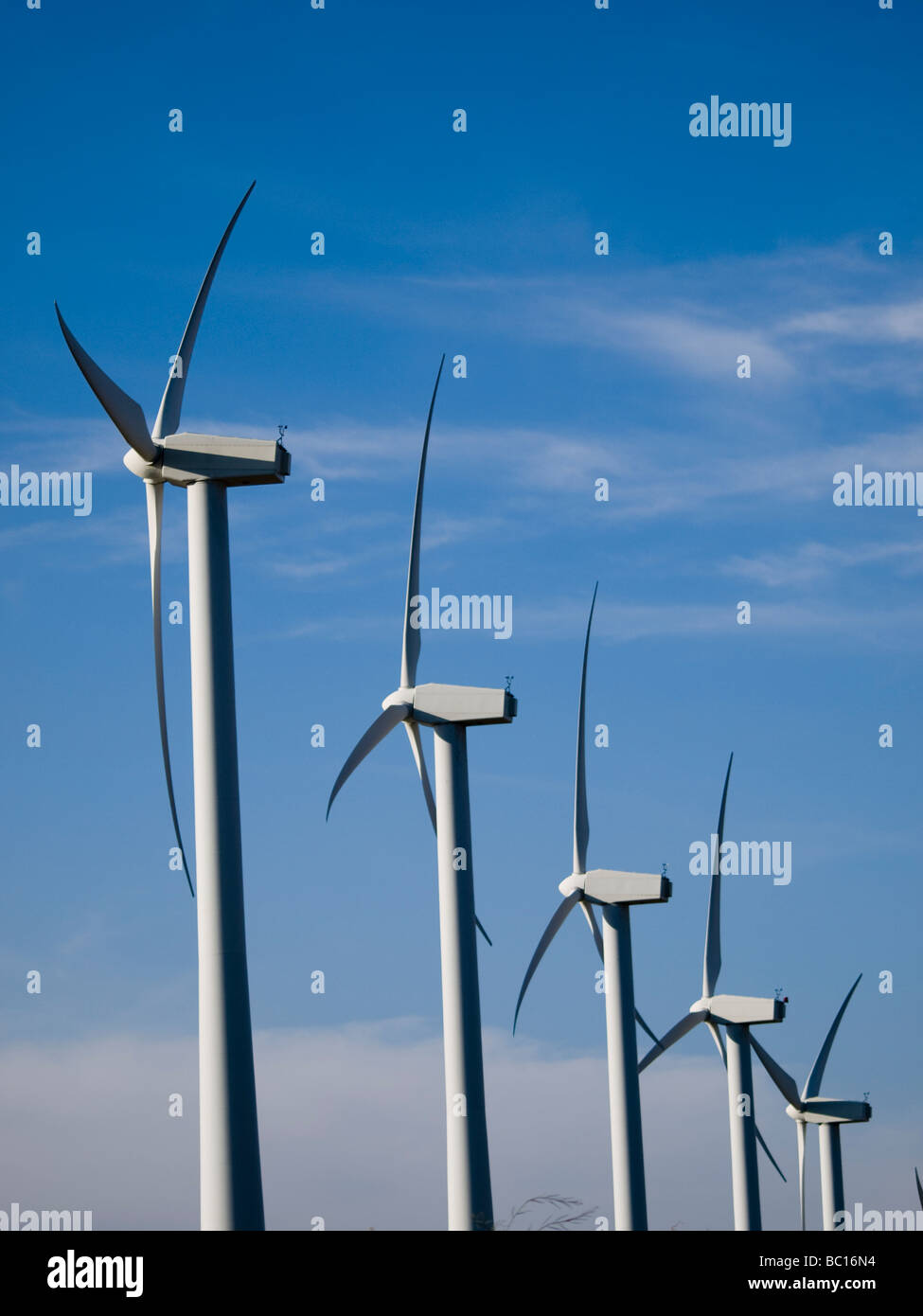 Les moulins à vent pour la production d'électricité au travail. Banque D'Images