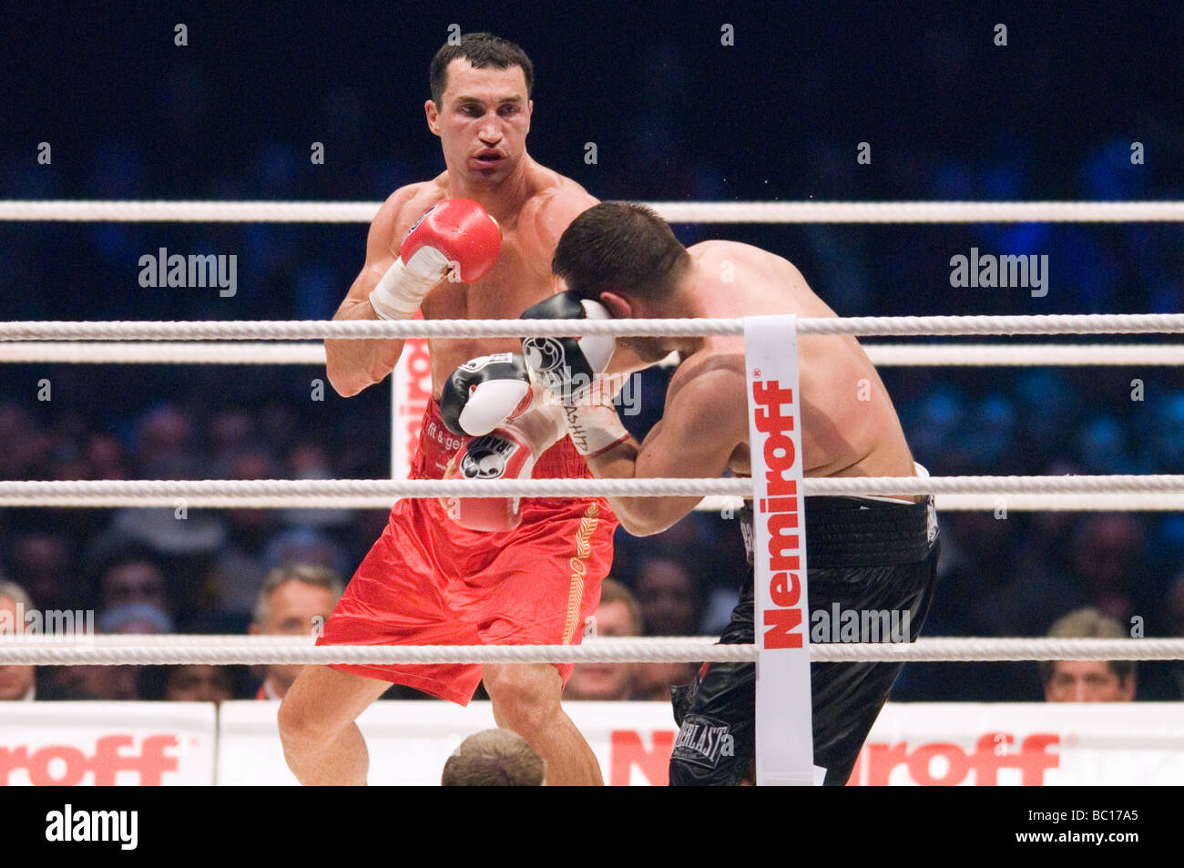 Championnat du monde poids lourds Wladimir Klitschko UKR vs Ruslan Chagaev au USB Schalke Arena à Gelsenkirchen, Allemagne Banque D'Images