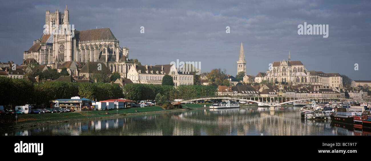 La France, l'Yonne, Auxerre, vue sur la rivière l'Yonne et le 16e siècle cathédrale gothique de Saint Etienne d'Auxerre Banque D'Images