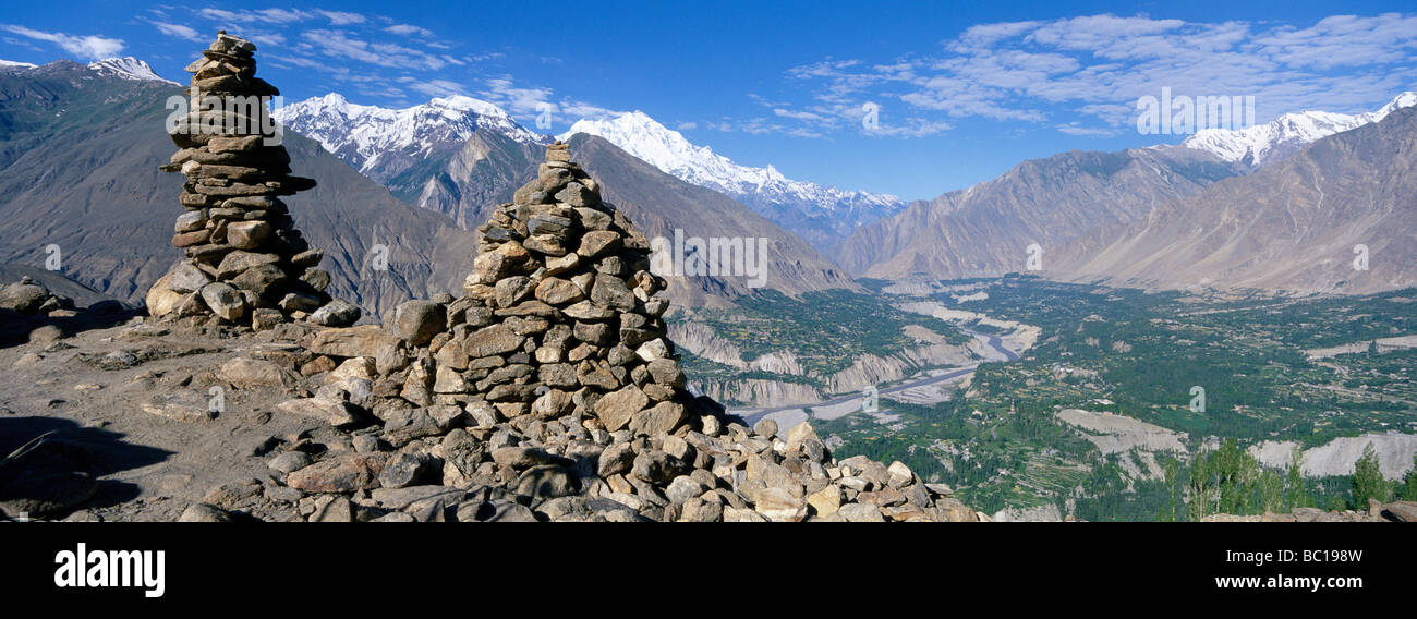 Le Pakistan, Territoire du Nord, de la vallée de Hunza. Mont Rakaposhi en arrière-plan. Banque D'Images