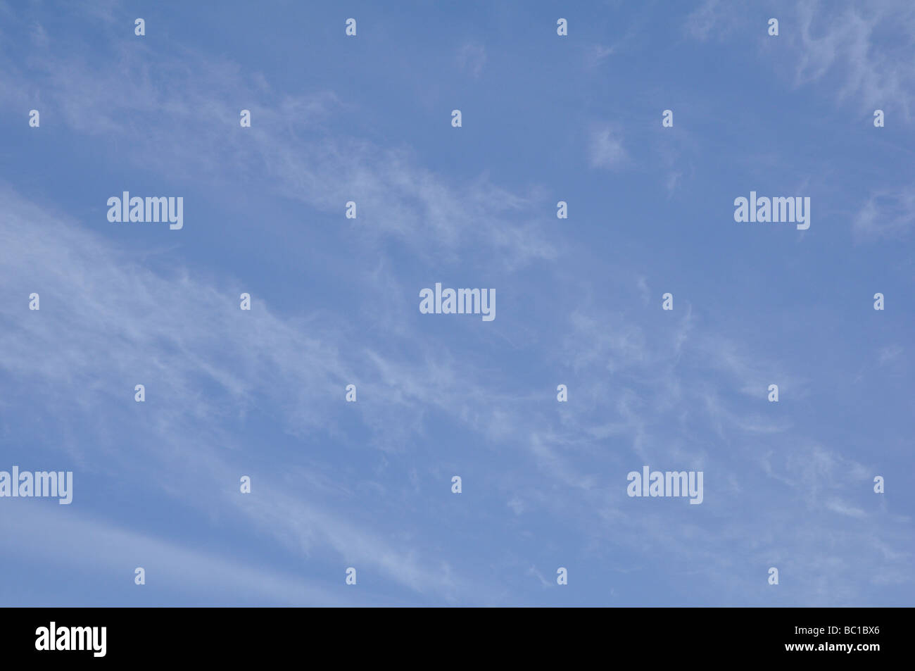 Les nuages filandreux pâle contre un ciel bleu. Banque D'Images