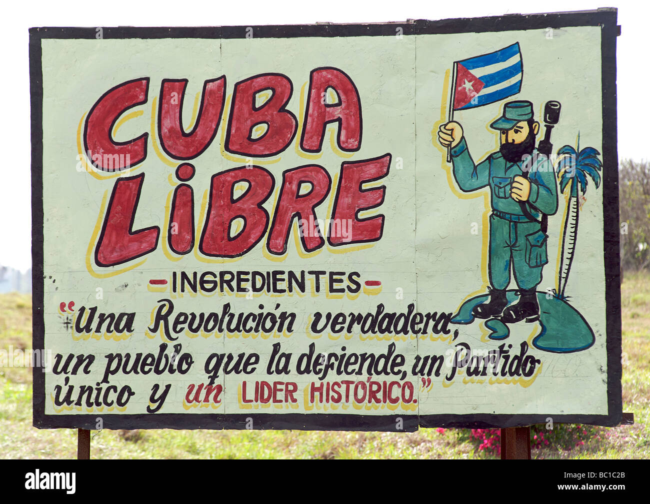 La révolution cubaine billboard socialiste faisant une analogie entre Cuba libre le verre et ingrédients pour une révolution. CUBA Banque D'Images