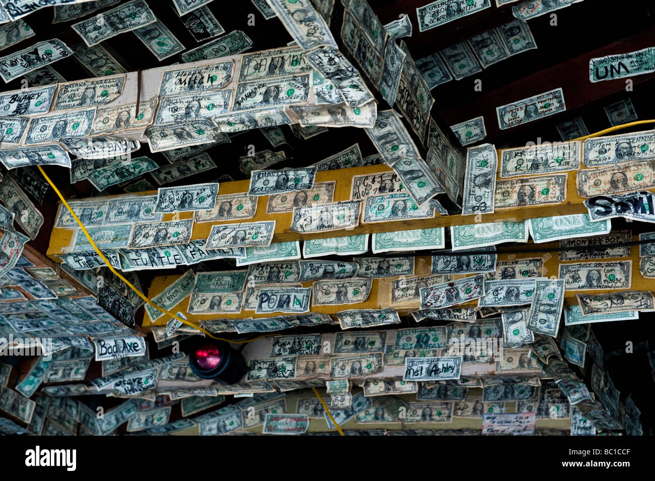 Dollar bills attaché à la poutres apparentes au plafond dans un bar de Key West en Floride Banque D'Images