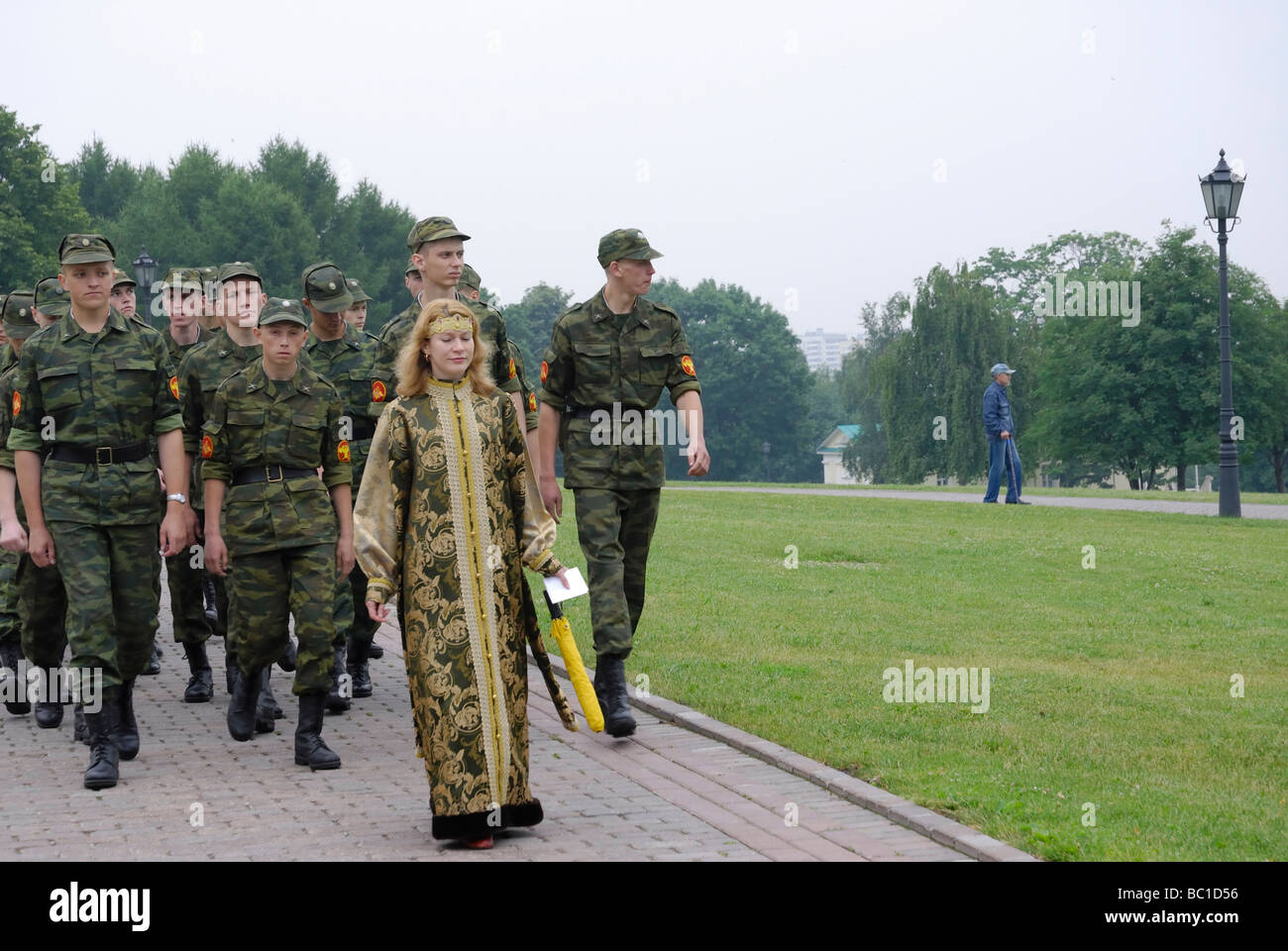 Groupe de soldats russes, accompagnés par un guide en costume traditionnel russe Banque D'Images