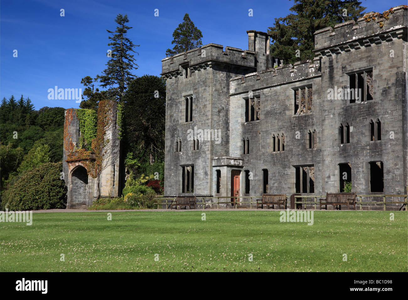 Les ruines du château d'Armadale, shell accueil au clan Macdonald sur l'île de Skye. C'est la caractéristique centrale des jardins. Banque D'Images