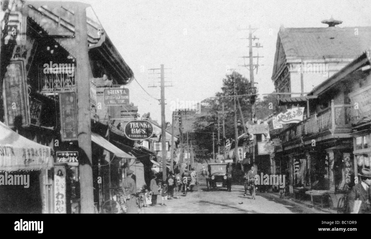 Dans la rue Motomachi, Yokohama, Japon, 20ème siècle. Artiste : Inconnu Banque D'Images