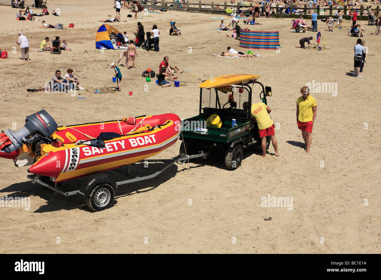 Les surveillants-sauveteurs en veille avec l'embarcation de sécurité. Littlehampton, West Sussex, Angleterre, Royaume-Uni. Banque D'Images