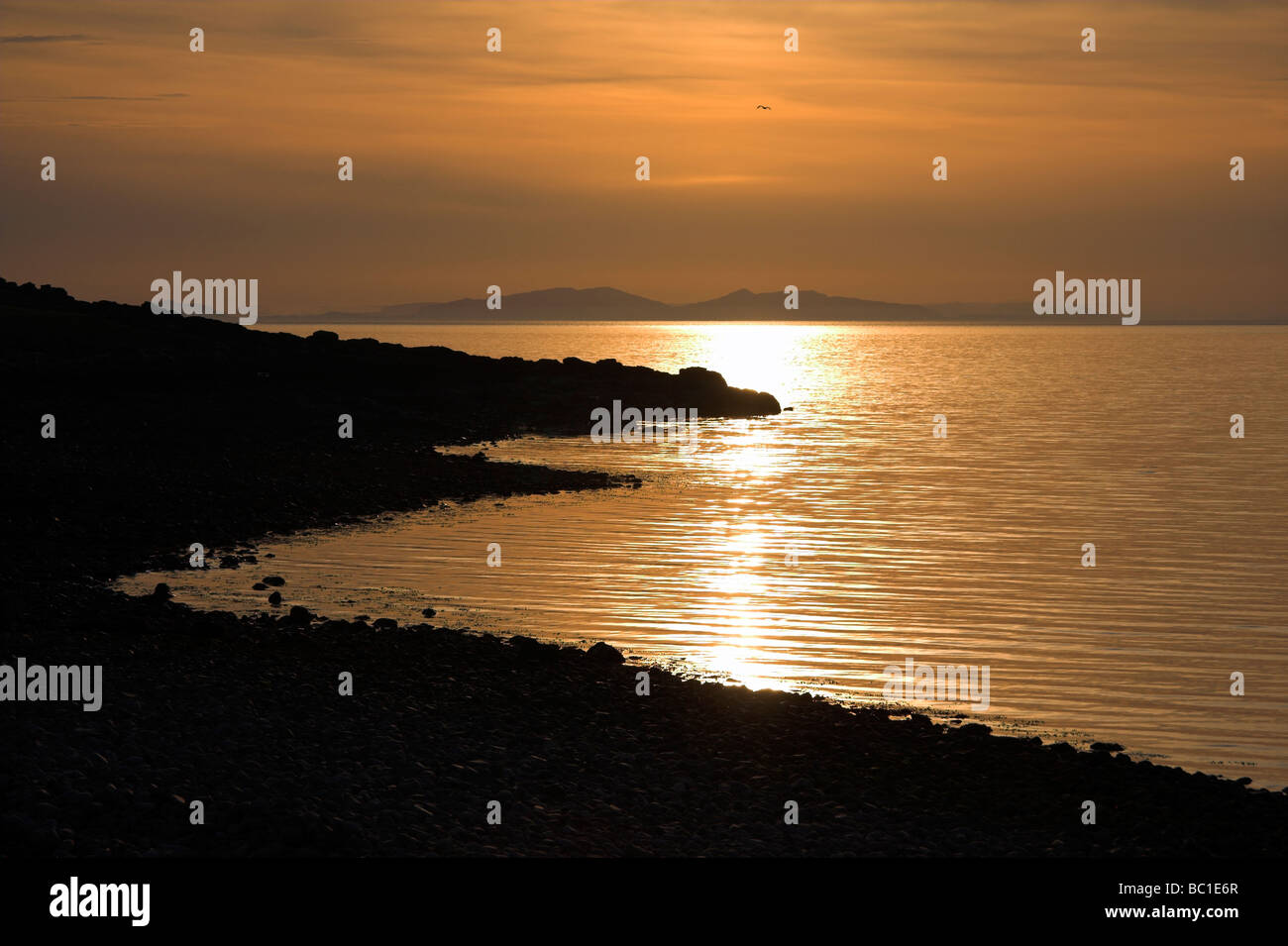 Coucher du soleil, le Loch Pooltiel côtières, Milovaig, Laval, île de Skye, Hébrides intérieures, côte ouest de l'Ecosse, Royaume-Uni Banque D'Images