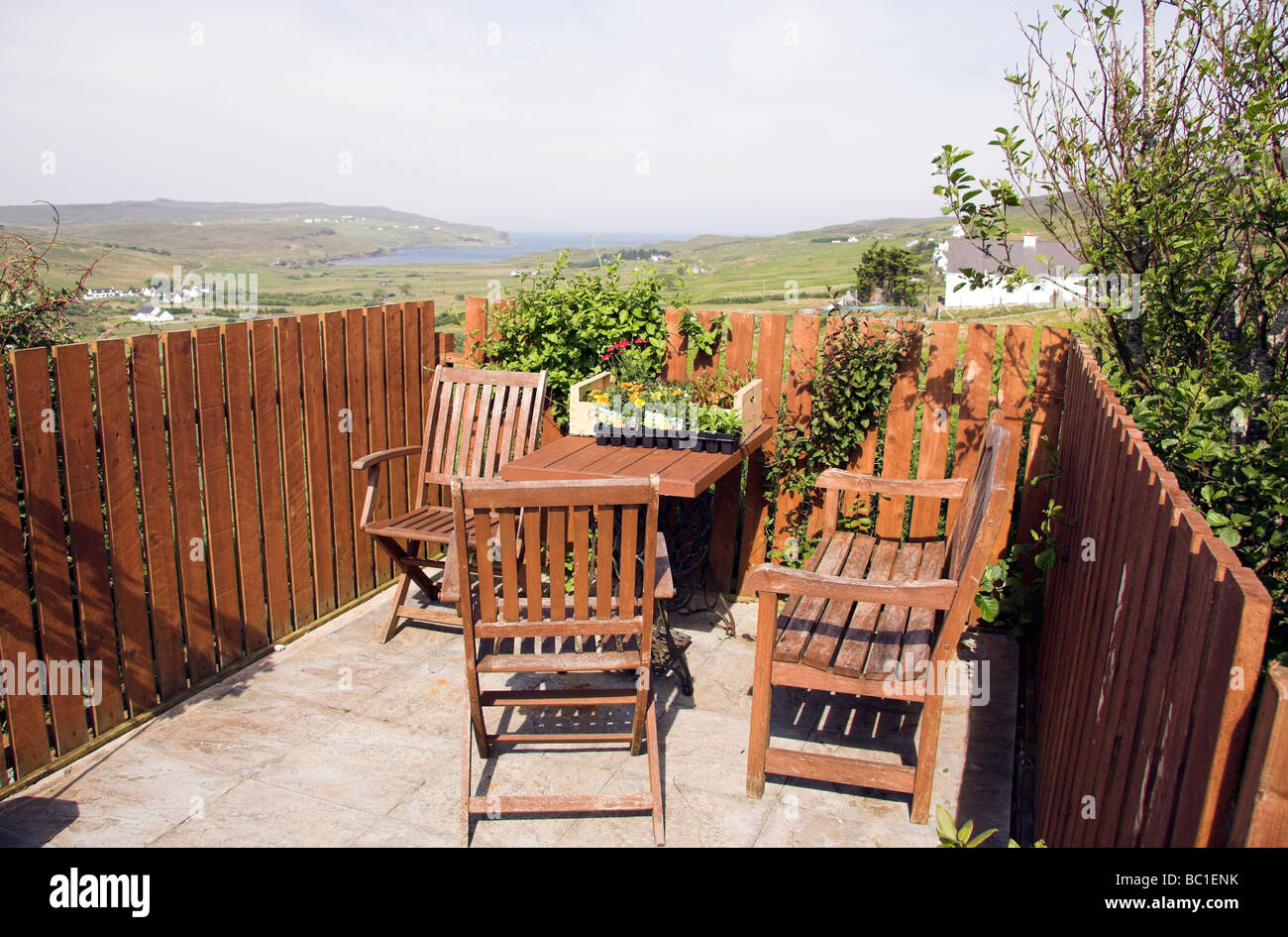 Patio avec table et chaises en bois, à l'île de Skye, Hébrides intérieures, côte ouest de l'Ecosse, Royaume-Uni Banque D'Images