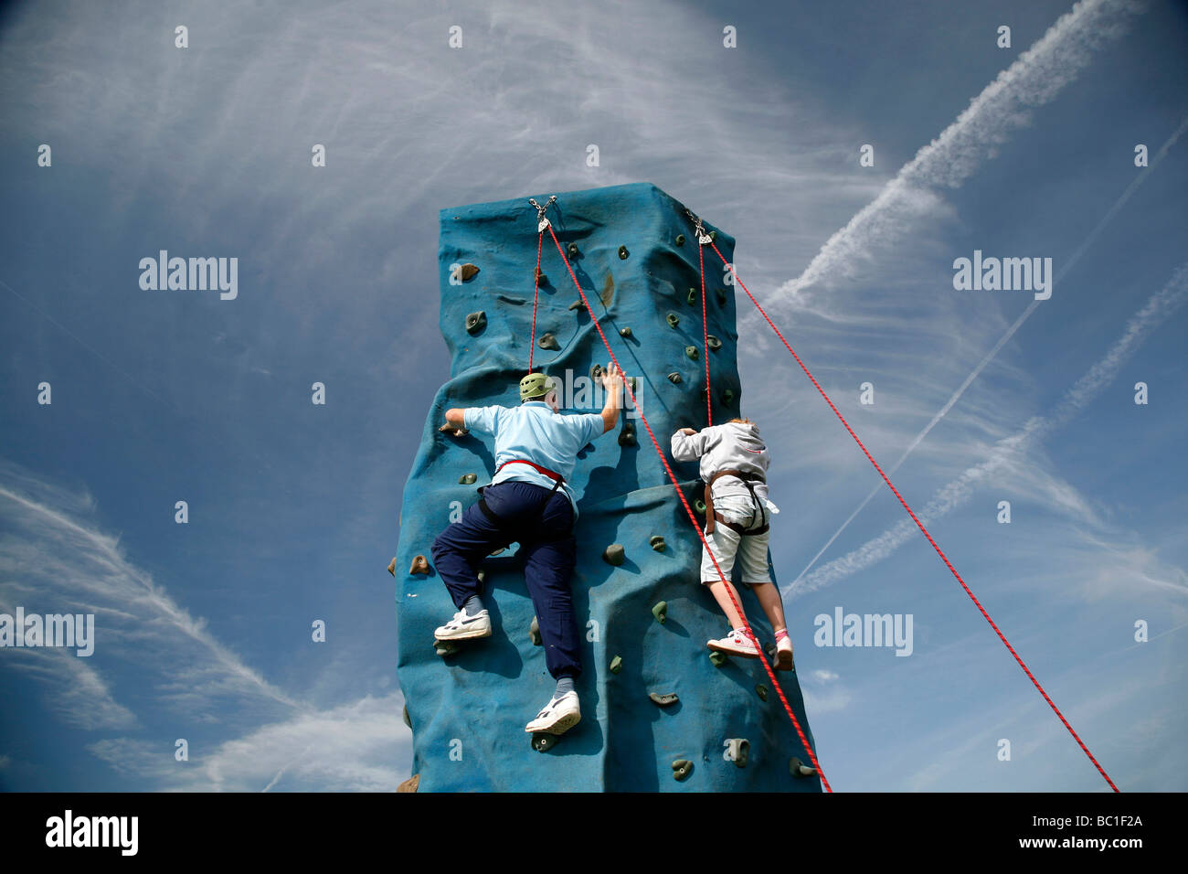 Père et fille d'un mur d'escalade extérieur Banque D'Images